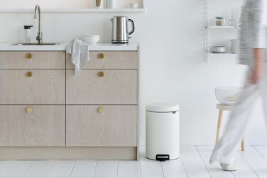 Мусорный бак с педалью 20 л бесшумный минерально-белый NewIcon Brabantia