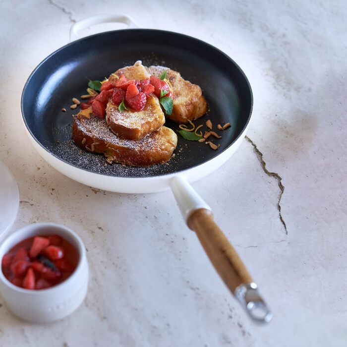 Сковорода с деревянной ручкой 28 см Meringue Le Creuset