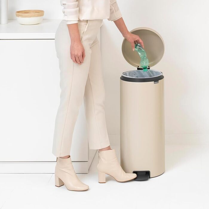 Мусорный бак с педалью 30 л Soft Beige NewIcon Brabantia