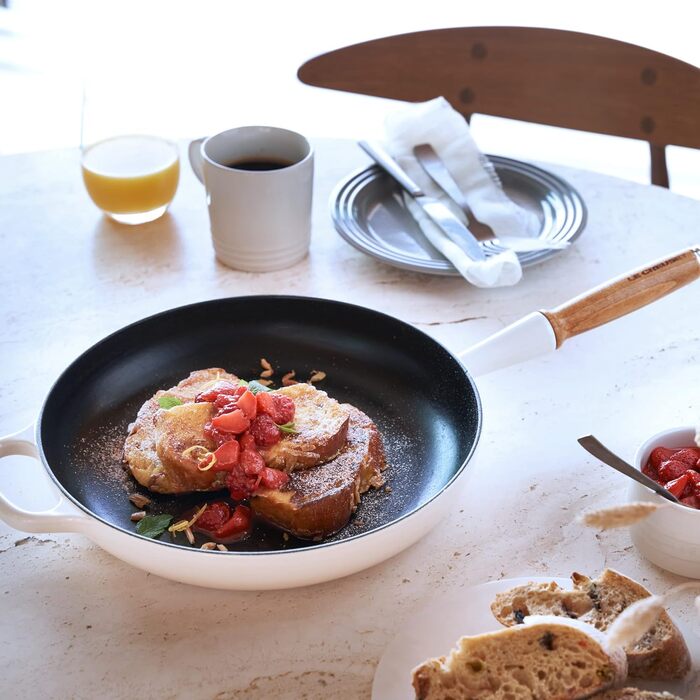 Сковорода с деревянной ручкой 28 см Meringue Le Creuset